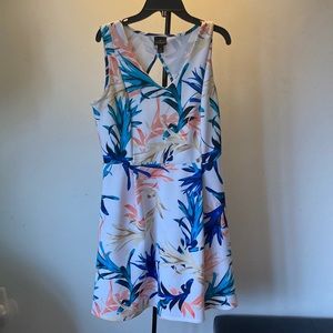 Worthington white palm leaf print sleeveless dress. M